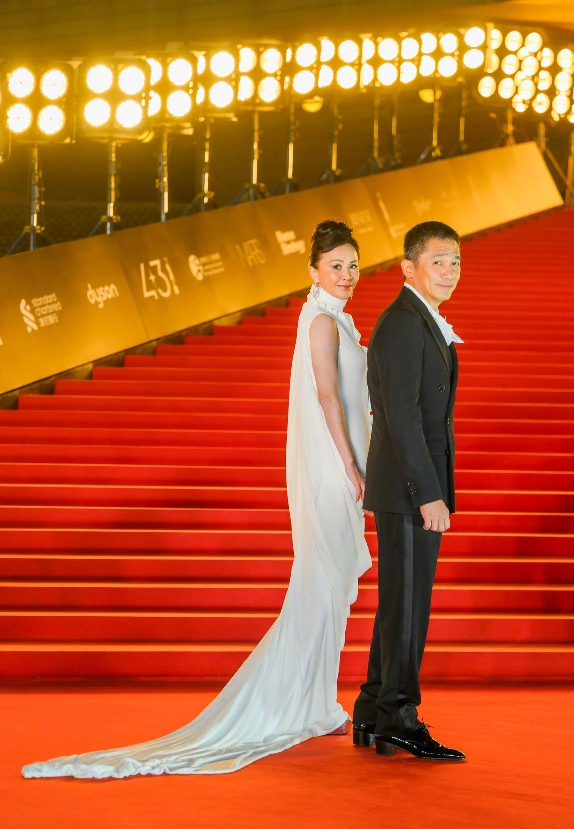 Váy áo giúp Lưu Gia Linh 'ăn gian' tuổi - 12