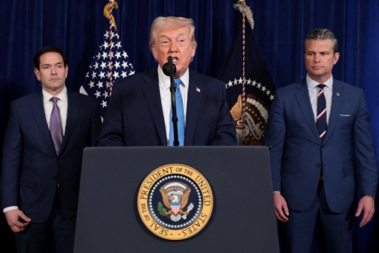 Tổng thống Mỹ Donald Trump tổ chức cuộc họp báo để thông báo về chiến dịch quân sự của Mỹ tại Venezuela. Ảnh: Reuters.