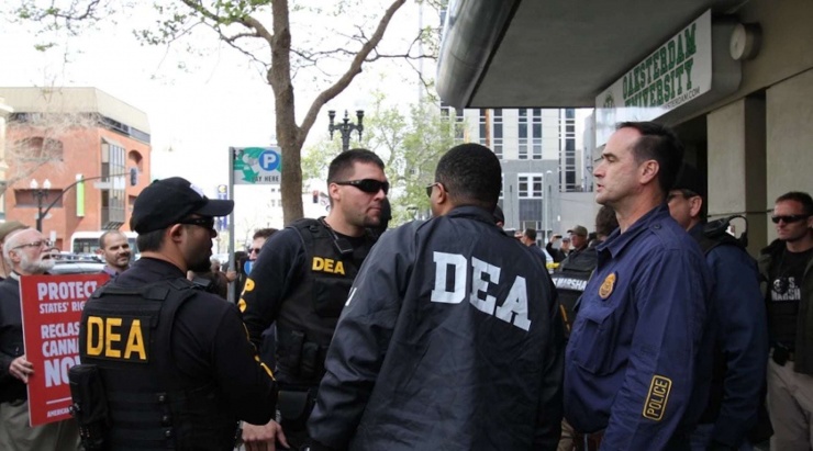 Các nhân viên DEA. Ảnh VICE.