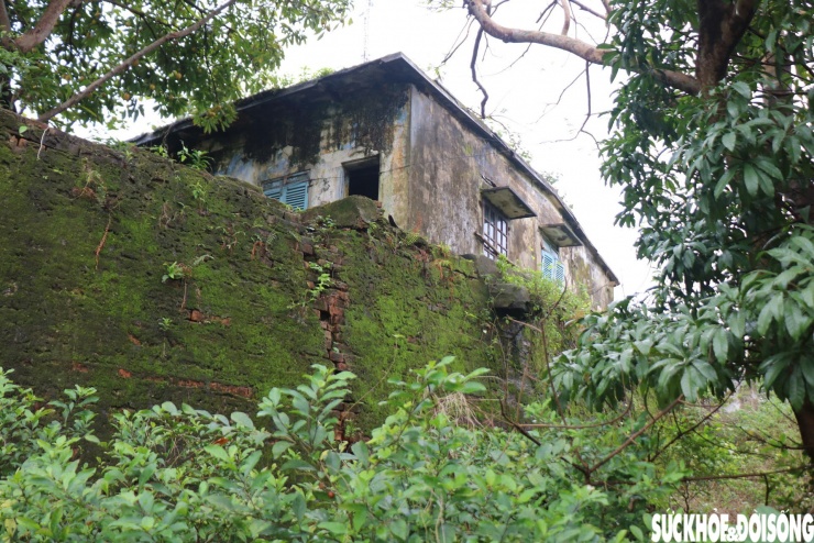 Theo các tài liệu lịch sử, năm 1813, nhận thấy tầm quan trọng của việc kiểm soát tàu thuyền trong và ngoài nước ra vào cửa biển Thuận An và để bảo vệ kinh đô, vua Gia Long cho khởi công xây dựng Trấn Hải Đài (sau này có tên Trấn Hải Thành).