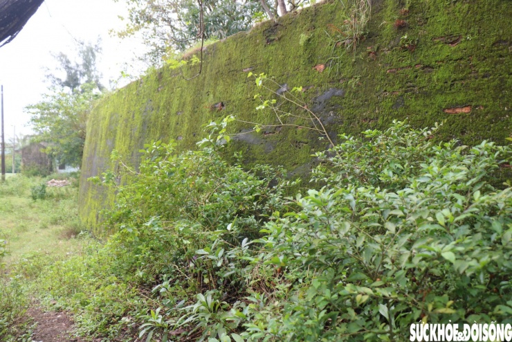 Thành có 2 lớp xây bằng gạch vồ, giữa có nện đất, chu vi 302m, cao 4,4m, dày 12m, quanh thành có hào rộng 9m, sâu 2,5m.