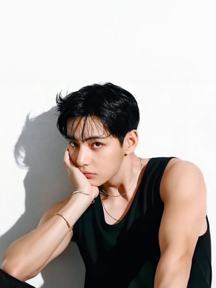 MV Love Me Again của V. Video: YouTube Hybe Labels