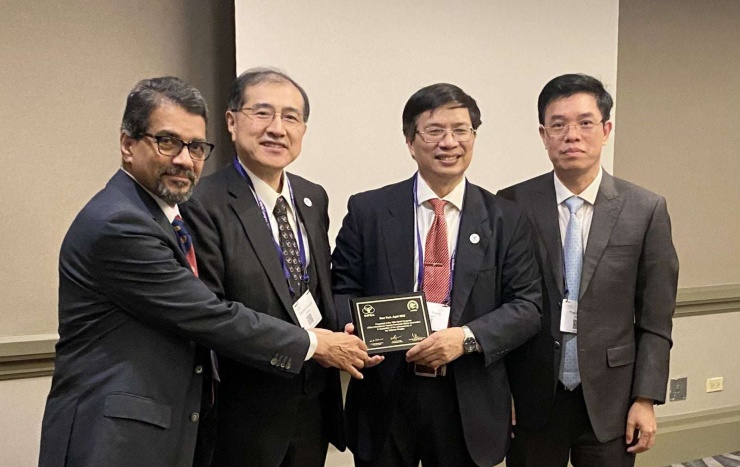 GS Lê Trung Hải (thứ hai, từ phải sang) nhận vinh danh của quốc tế đối với chuyên ngành gan mật tụy Việt Nam tại Hội nghị thế giới về gan mật tụy tổ chức ở New York, Hoa Kỳ, tháng 4/2022. Ảnh: NVCC