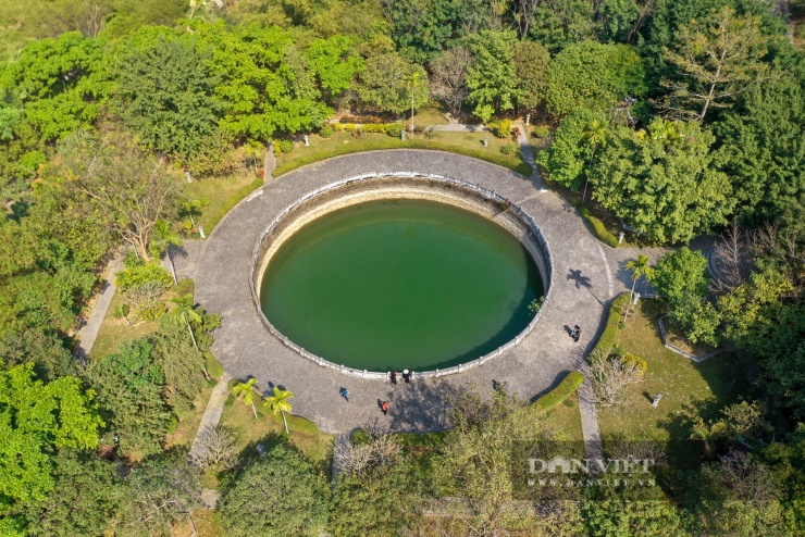 Giếng Ngọc ở tỉnh Ninh Bình giữ kỷ lục giếng lớn nhất Việt Nam. Ảnh: TC