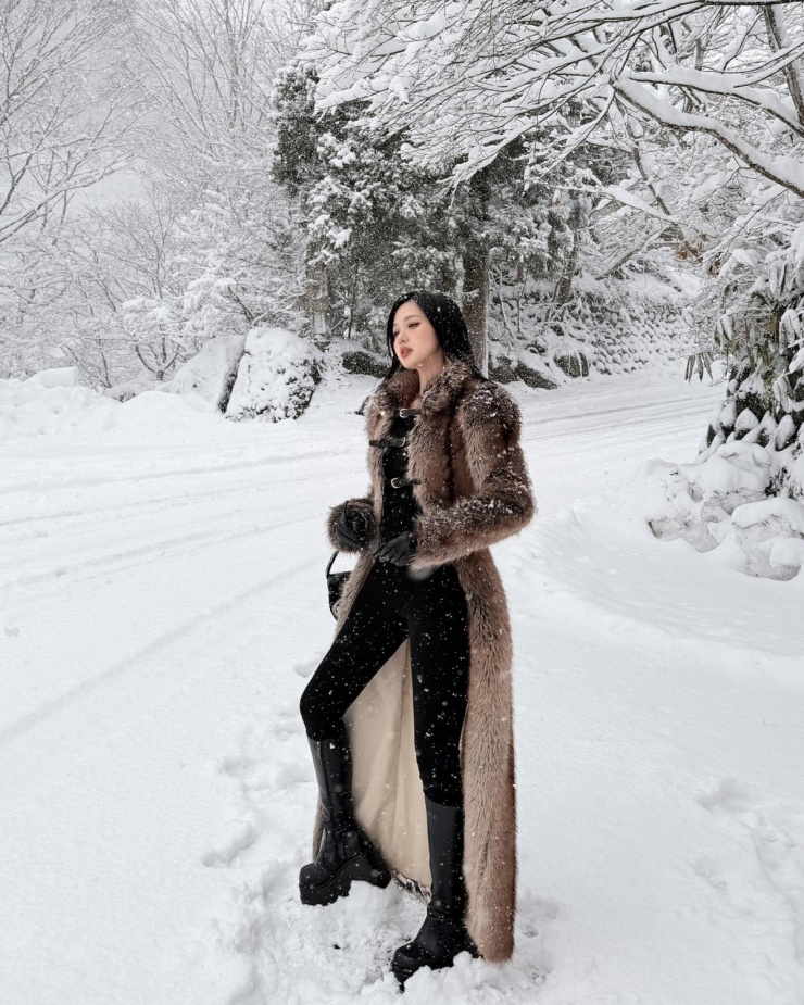 Thời trang vi vu đầu năm 'vừa ấm vừa tôn dáng' của sao Việt - 2