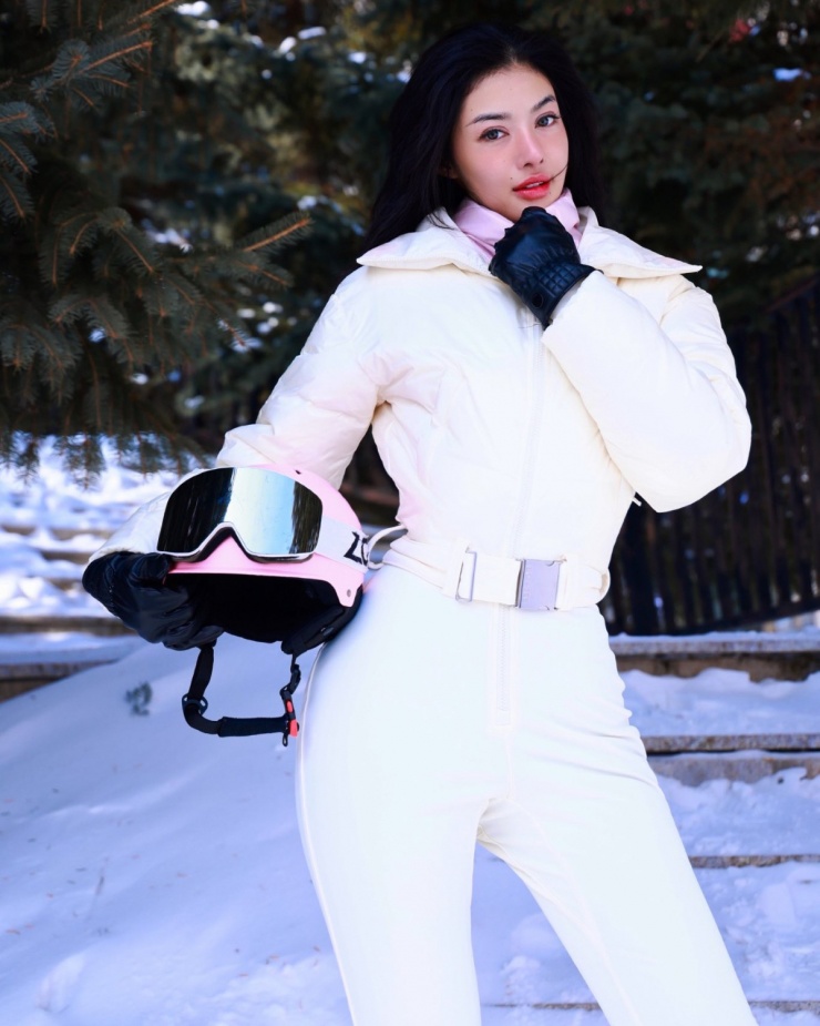 Thời trang vi vu đầu năm 'vừa ấm vừa tôn dáng' của sao Việt - 3