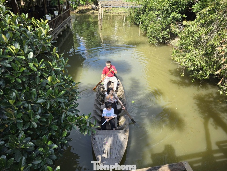 Chị Nguyễn Thị Thy Na (phường Tân An, Cần Thơ) chia sẻ, do con còn nhỏ đi lại hơi bất tiện nên đợt nghỉ này gia đình không về quê mà chọn vài điểm du lịch sinh thái gần để các con đi trải nghiệm, nghỉ ngơi thư thái để trở lại công việc giai đoạn cuối năm âm lịch.