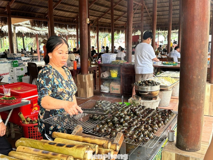 Cùng với hòa mình vào thiên nhiên, du khách còn có dịp thưởng thức các đặc sản đồng quê miền Tây tại các điểm du lịch.