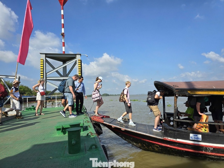 Du khách quốc tế đến với tour du lịch sông nước ở Vĩnh Long.