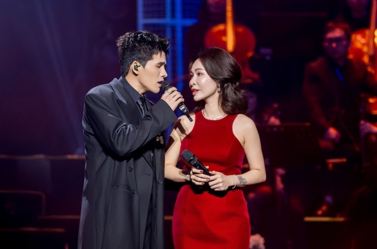 Màn song ca giàu cảm xúc của Uyên Linh và Quốc Thiên.