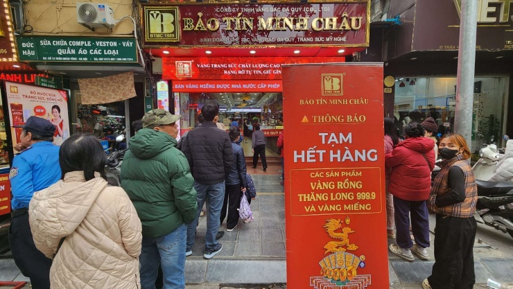 Cửa hàng vàng Bảo Tín Minh Châu tiếp tục hết hàng lúc 10 giờ sáng (4/1) dù chỉ mới mở cửa từ 9 giờ sáng. Ảnh: Thái Nguyễn