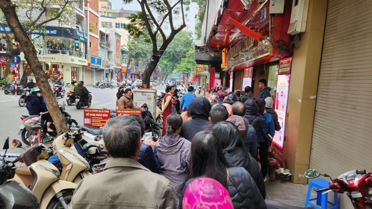 Hàng dài người vẫn kiên nhẫn xếp hàng dù biết cửa hàng đã dừng bán. Ảnh: Thái Nguyễn