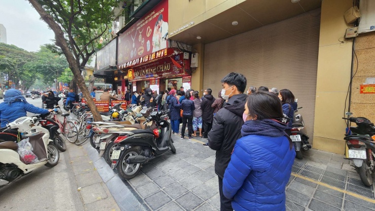 Nhu cầu mua vàng liên tục tăng mạnh do giá vàng giảm mạnh trước khi năm 2025 kết thúc. Ảnh: Thái Nguyễn
