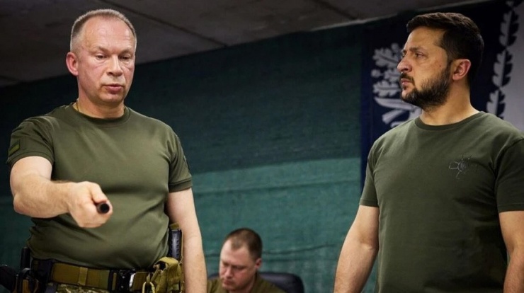 Tổng tư lệnh quân đội Ukraine Oleksandr Syrskyi (trái) và Tổng thống Volodymyr Zelensky. Ảnh: Văn phòng Tổng thống Ukraine