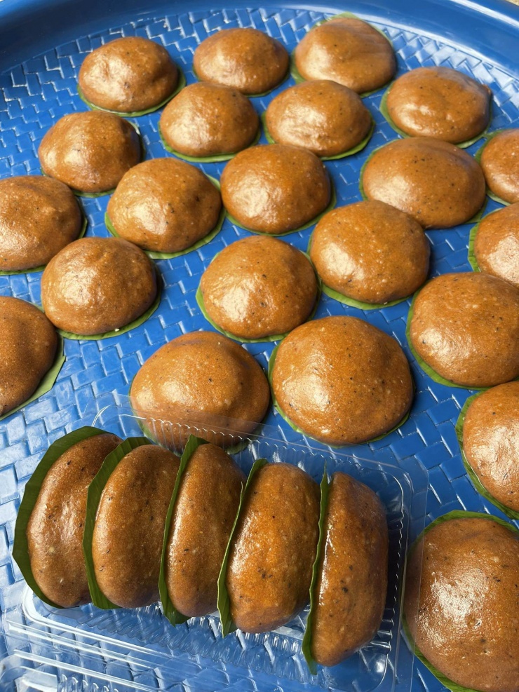 Cận cảnh bánh dày cọ - thức quà Tuyên Quang có giá bán chỉ từ 25.000 đồng/hộp 5 chiếc. Ảnh: NVCC