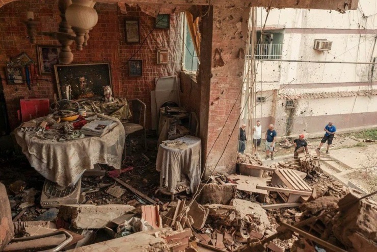 Một căn hộ bị hư hại nặng nề sau cuộc tấn công. (Ảnh: New York Times)