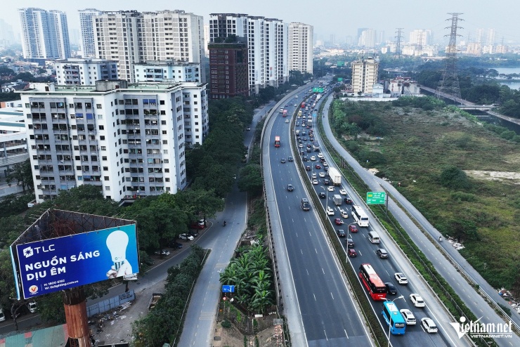 Tại khu vực này, có thời điểm xuất hiện 3 hàng ô tô di chuyển chậm để vào trung tâm Hà Nội và lên Vành đai 3 trên cao, dẫn đến đoạn ùn ứ kéo dài khoảng 3km.&nbsp;