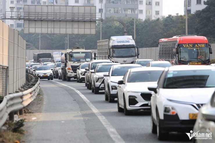 Anh Mai Tiến Mạnh (quê Thanh Hóa) cho biết, khi điều khiển xe trên tuyến cao tốc Pháp Vân – Cầu Giẽ – Cao Bồ – Mai Sơn – Quốc lộ 45, các phương tiện di chuyển chậm nhưng chưa xảy ra ùn tắc. Khi đến khu vực trạm thu phí Km188, anh được lực lượng CSGT hướng dẫn đi vào đường gom cao tốc thay vì lưu thông trên tuyến chính để tránh ùn ứ.