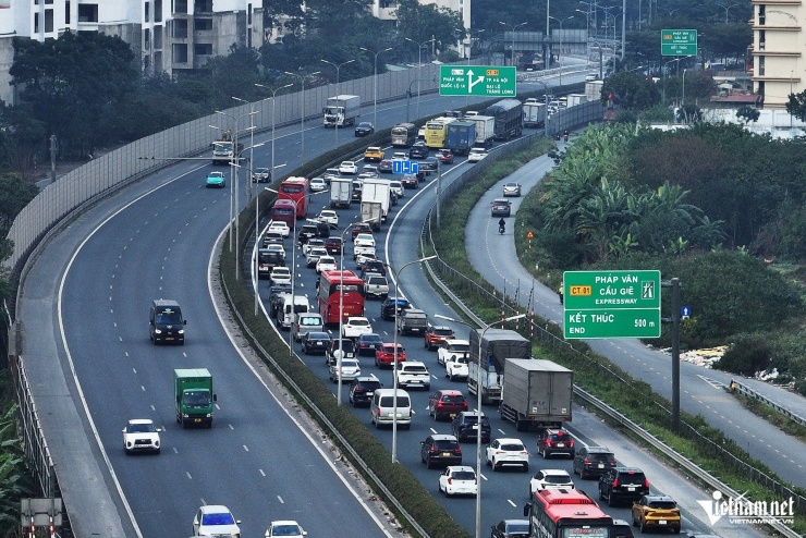 Từ khoảng 13h30, lưu lượng phương tiện dồn về điểm cuối cao tốc Pháp Vân – Cầu Giẽ gia tăng.