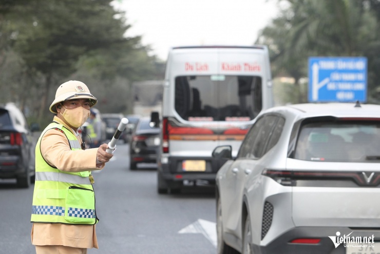 Kết thúc kỳ nghỉ Tết Dương lịch, người dân ùn ùn trở về Hà Nội - 4