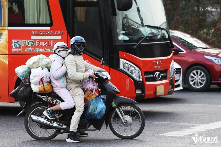 Kết thúc kỳ nghỉ Tết Dương lịch, người dân ùn ùn trở về Hà Nội - 6