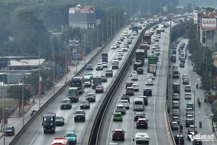 Trong khi đó, trên vành đai 3 trên cao (đoạn qua hồ Linh Đàm), các phương tiện lưu thông đông đúc.