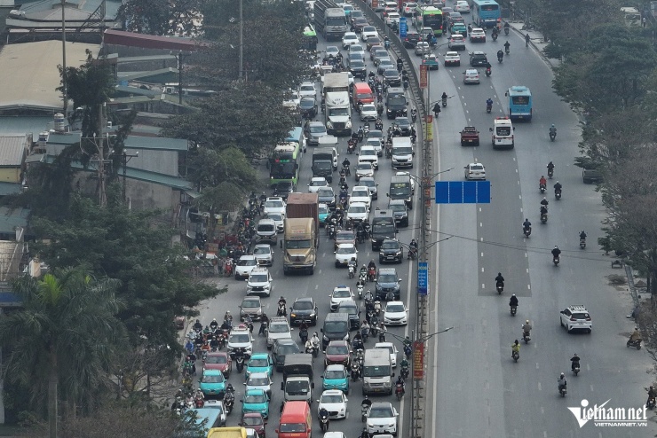Trước khu vực Bến xe Nước Ngầm (Hà Nội), người dân từ các tỉnh mang theo hành lý lỉnh kỉnh trở lại thành phố sau kỳ nghỉ.