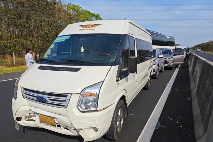 Hiện trường vụ tai nạn liên hoàn. Ảnh: A.X