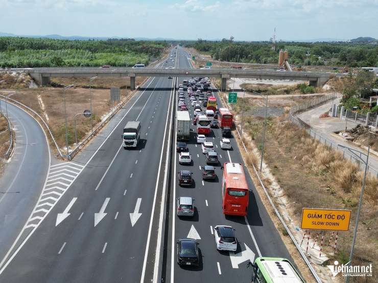 Lực lượng chức năng điều tiết các xe di chuyển theo lối ra Quốc lộ 1 trên cao tốc. Ảnh: Hoàng Anh