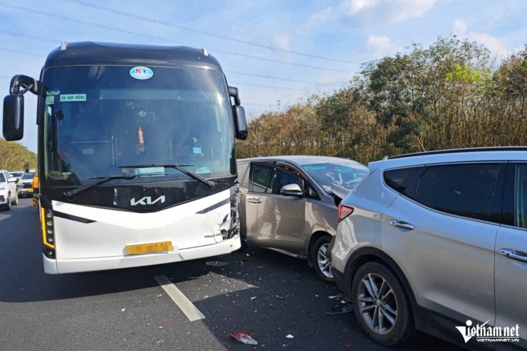 7 ô tô "dồn toa" trên cao tốc Phan Thiết - Dầu Giây. Ảnh: Hoàng Anh