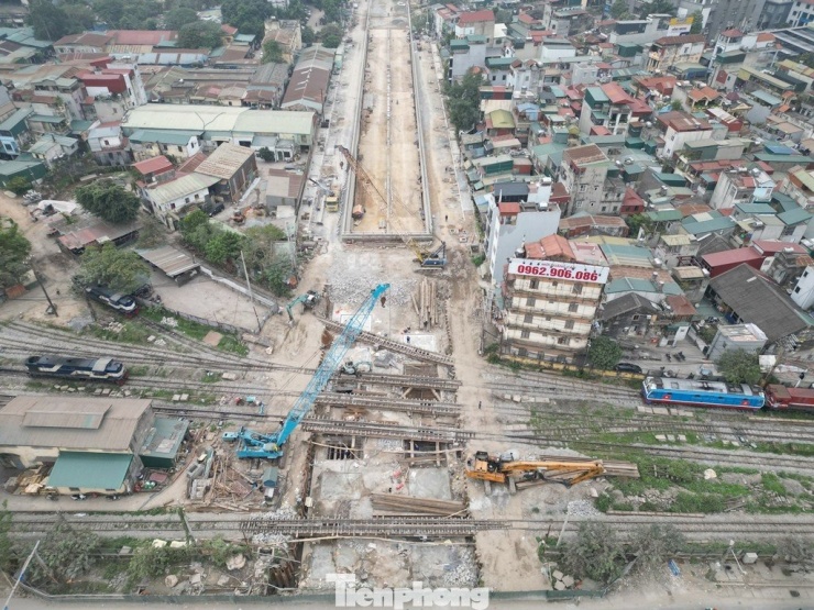 Việc thi công dự án đang tập trung ở các đốt hầm qua đường sắt tại ga Giáp Bát và đường dẫn lên xuống hầm phía phố Định Công.