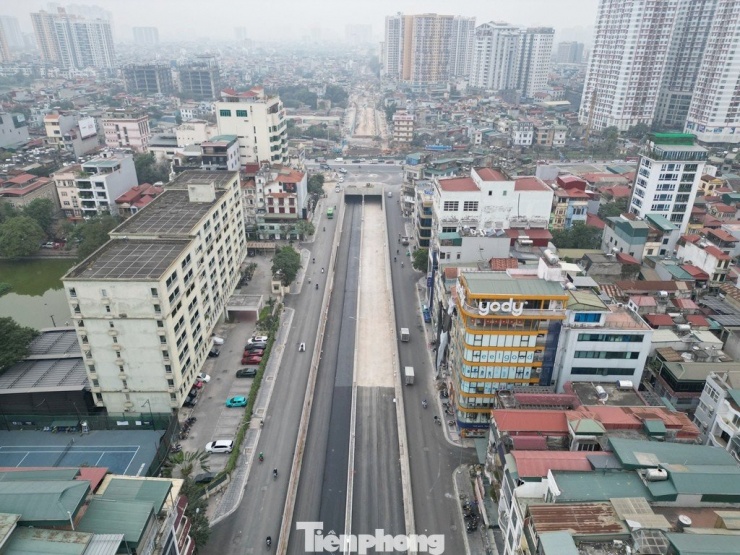 Các đốt hầm và đường dẫn lên xuống phía phố Kim Đồng đã thi công cơ bản xong.