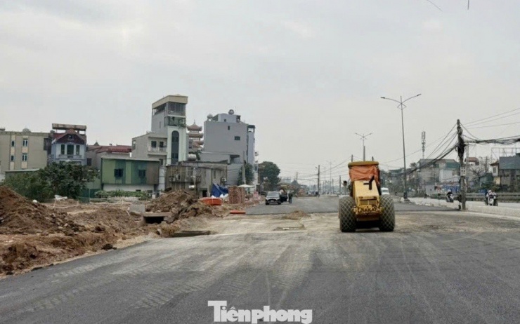 Dự án mở rộng QL1 đoạn Ngọc Hồi - Thường Tín đang thi công nhộn nhịp những ngày nghỉ Tết Dương lịch. Ảnh chụp sáng 4/1