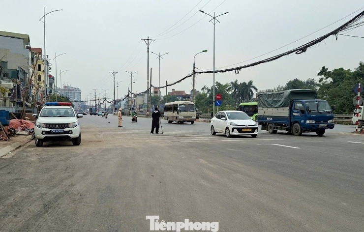 Để đảm bảo cho các công nhân, máy móc thi công, trong sáng 4/1, lực lượng chức năng trong đó có CSGT đứng ra điều tiết, phân luồng giao thông