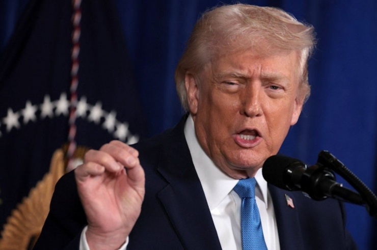 Ông Donald Trump tại buổi họp báo nói về vụ tập kích Venezuela ở dinh thự Mar-a-Lago.