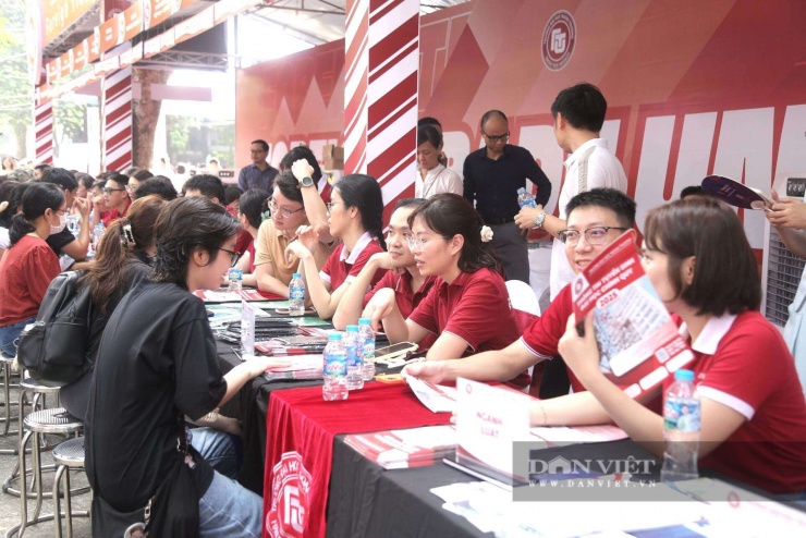 Các trường tư vấn tuyển sinh năm 2025. Ảnh: Tào Nga