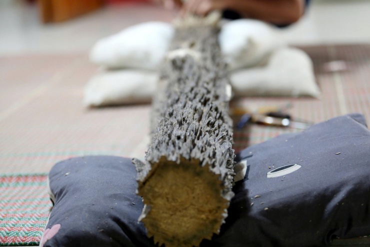 Chủ cơ sở cho biết, trầm hoàn hảo từ phôi gỗ, hệ vân... Ảnh: T.Lương