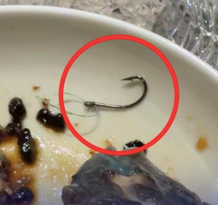 Lưỡi câu cá được thực khách tìm thấy trong món ăn. Nguồn: News China
