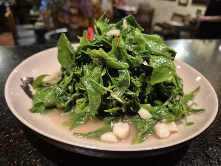 Rau mít rừng xào với tỏi, món ngon đơn giản nhưng lại là đặc sản của người Mường.