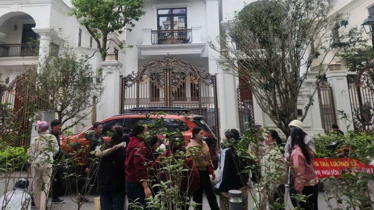 Hàng chục người đến biệt thự Hoàng Hường đòi lương. Ảnh: M.H
