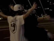 Thêm clip buông hai tay khi chạy xe máy qua cầu Ba Son, TPHCM