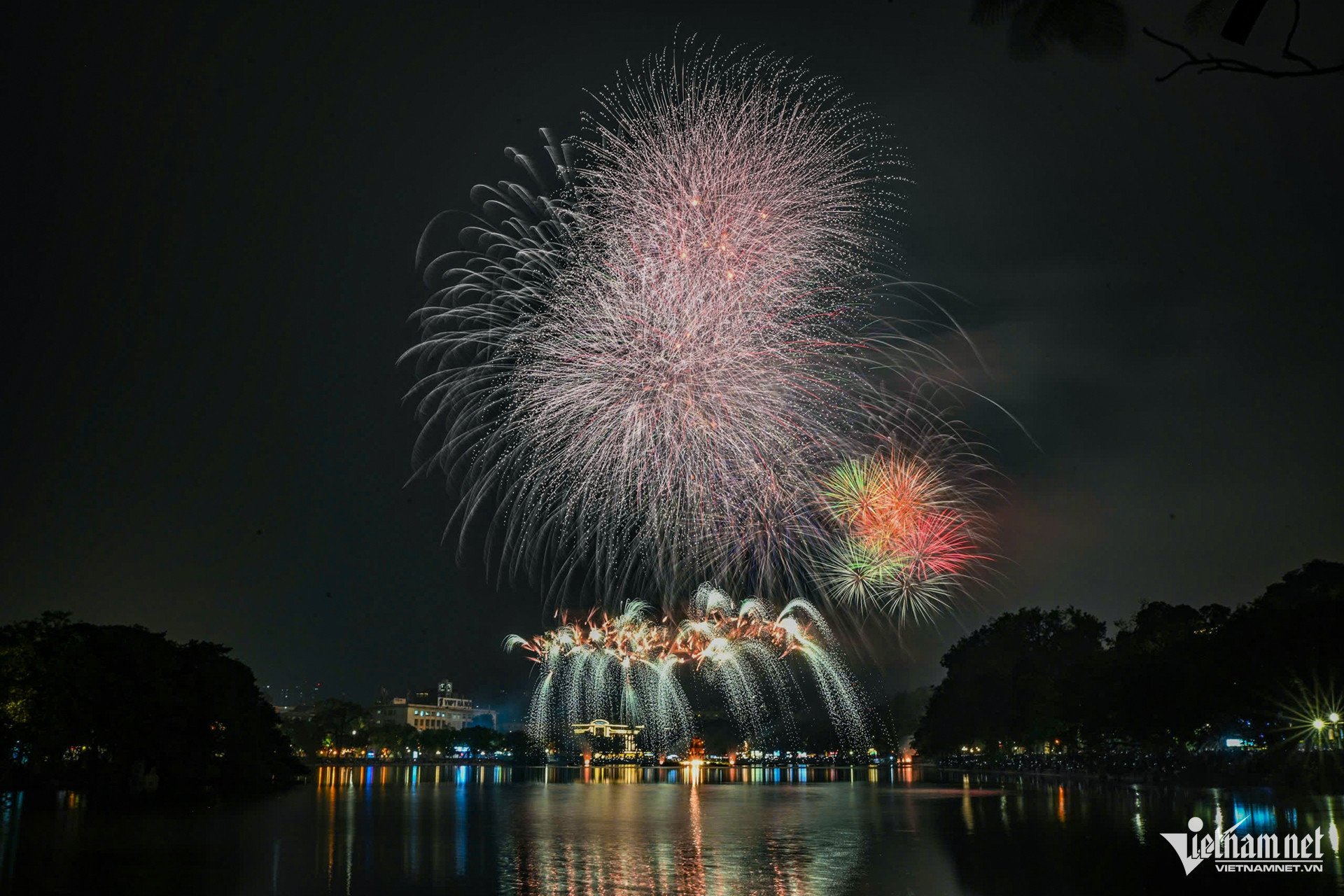 Màn pháo hoa ấn tượng thu hút người dân và du khách tới Hà Nội