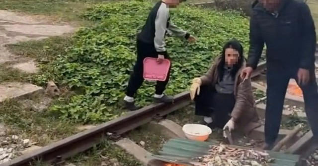 Xôn xao clip gia đình nổi lửa, nướng đồ ăn trên...