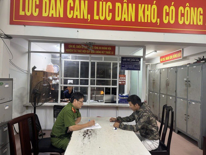 Công an phường Nha Trang làm việc với tài xế taxi có hành vi tráo tiền của du khách nước ngoài