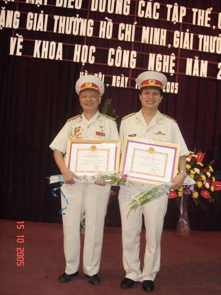 Cha con GS.TSKH Lê Thế Trung và GS.TS Lê Trung Hải nhận Giải thưởng Hồ Chí Minh năm 2005. Ảnh tư liệu gia đình cung cấp.
