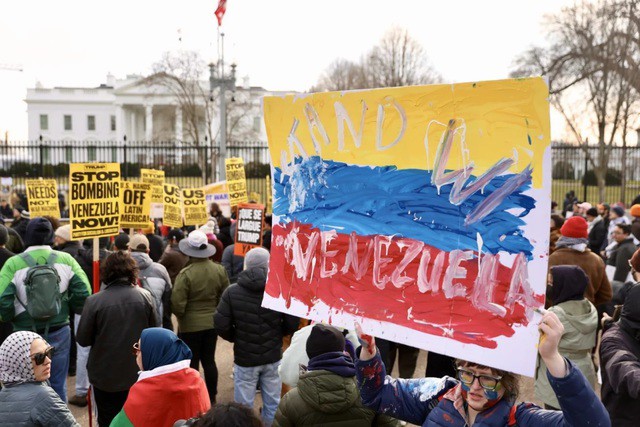 Những người biểu tình tập trung bên ngoài Nhà Trắng vào ngày 3-1, sau khi quân đội Mỹ bắt giữ Tổng thống Venezuela Nicolás Maduro và vợ ông trong một chiến dịch quân sự. Ảnh: WAMU/NPR
