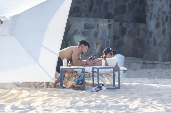 Jessica Alba và tình trẻ âu yếm trên bãi biển - 3