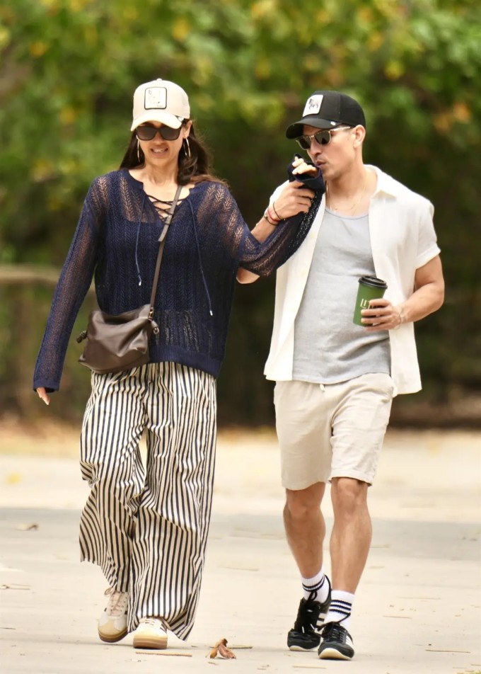 Jessica Alba và tình trẻ âu yếm trên bãi biển - 6