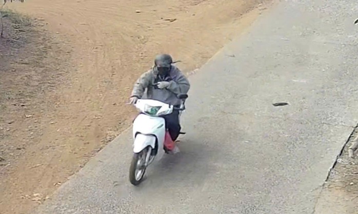 Sau khi cướp giật được số vàng lớn, Nhật bỏ chạy bằng xe máy và bị camera ghi lại.