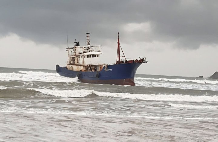 Tàu nước ngoài mắc cạn tại Quảng Ngãi. (Ảnh: B.P)